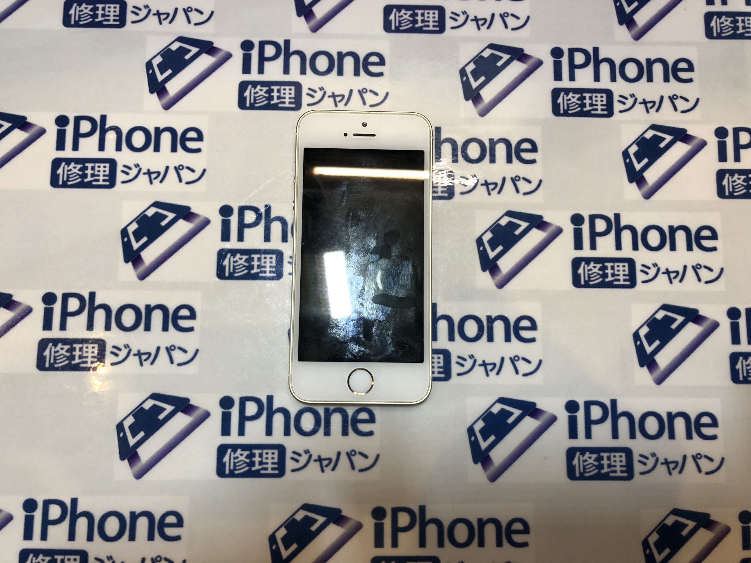 iPhone修理（iPhoneSEバッテリー交換）