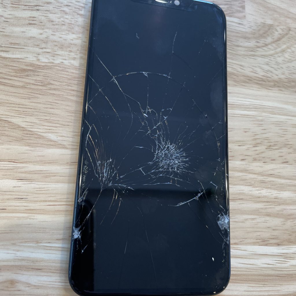 iPhone11Pro液晶破損画面修理！！iPhone修理ジャパン静岡清水店にお任せ下さい！