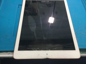 歪むは容易く、直すは大変。ipadの歪み、凹み修理。