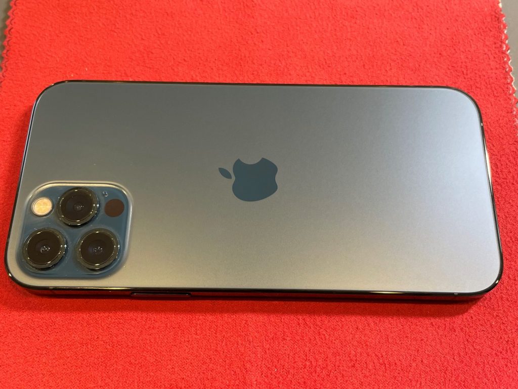 iPhoneの背面にもガラスコーティング!!お薦めです☆