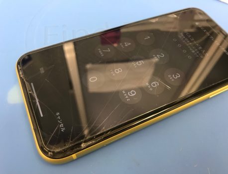 iPhoneの修理、19時半まで受付しております！