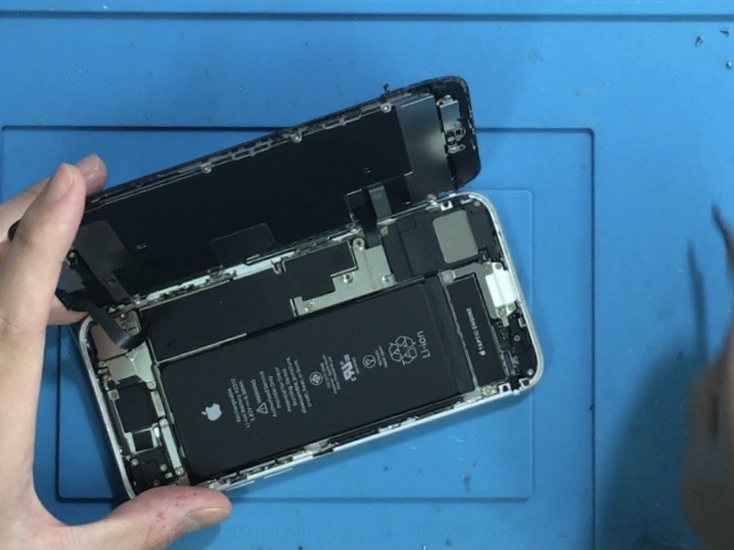 10月1日も通常営業iPhone修理ジャパン秋葉原店は年中無休です。