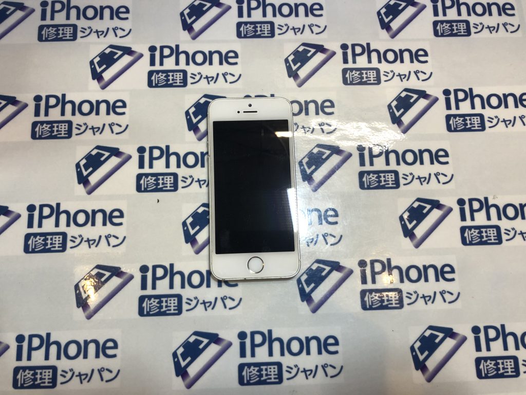 iPhoneSEのガラス割れ修理。