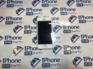 iPhoneSEのガラス割れ修理。