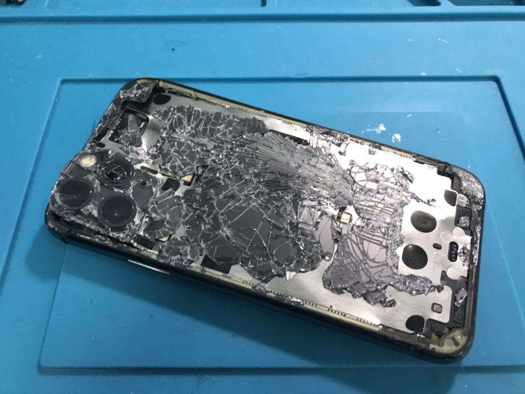 トラックに轢かれ画面を失ったiPhone11Pro - iPhone修理ジャパン秋葉原