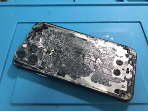 トラックに轢かれ画面を失ったiPhone11Pro