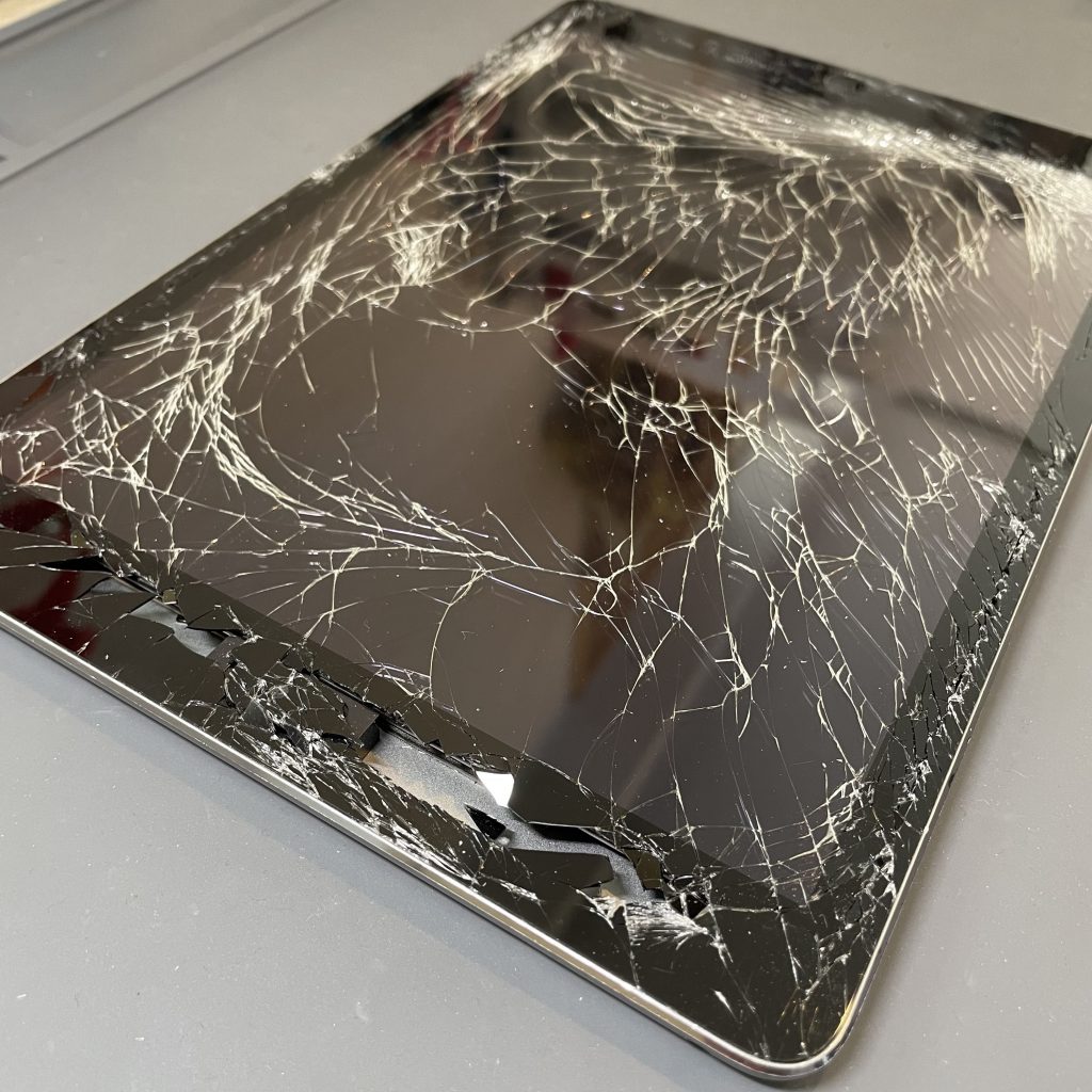 画面割れ修理、割れ以外にも危険が？