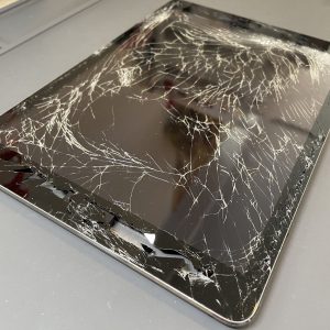 画面割れ修理、割れ以外にも危険が？