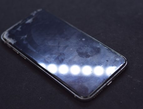 硬ければいいわけではない…？iPhoneのガラスが割れる理由。