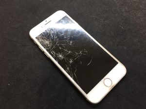 割れた端末、そのままの使用は危険が…