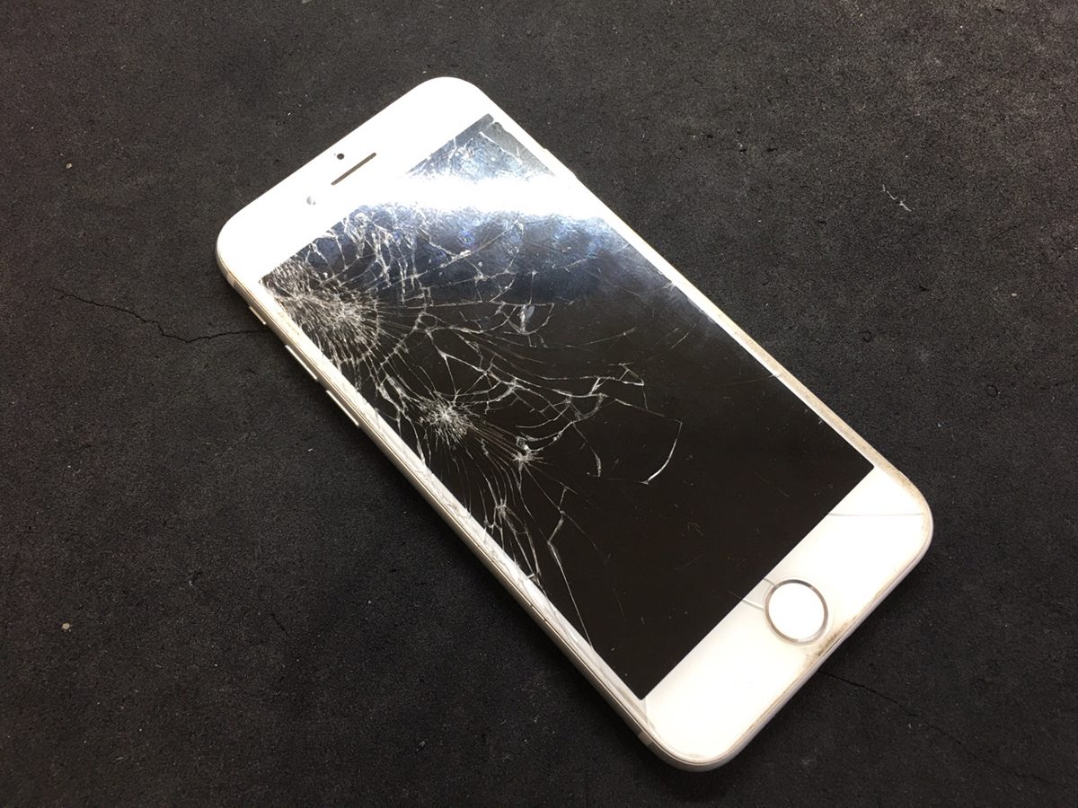 破損したiPhone、即修理するなら当店