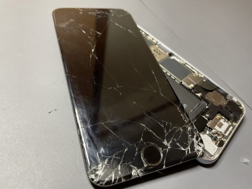 iPhoneの画面割れを放置してませんか