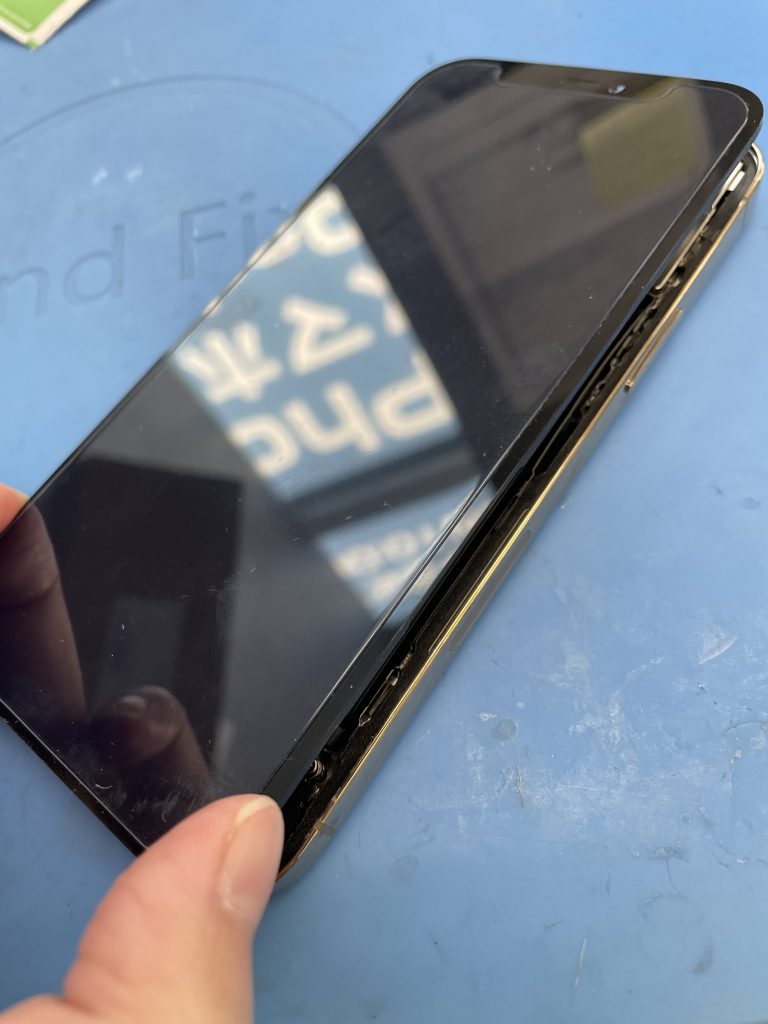 iPhoneXS以降の修理での注意点がございます