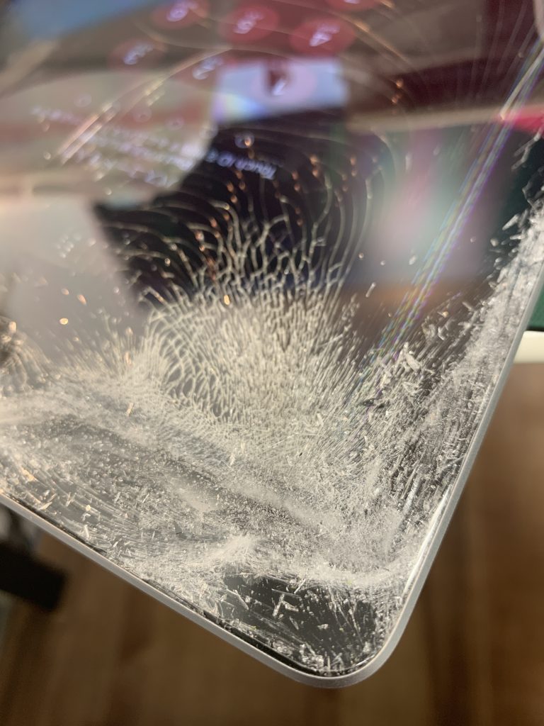 粉々になったiPadのガラス、、お任せください！