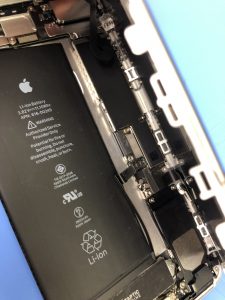 バッテリーの膨張によりパネルが割れる？