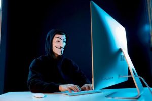 iPhoneなどOSに脆弱性、乗っ取りの可能性も