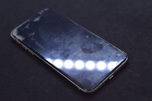 歩きスマホが大好き！なあなたへ送る、iPhoneを落としたときに起こりうるトラブル