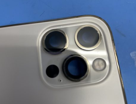 iPhoneのアウトカメラレンズの割れは早めの修理を。