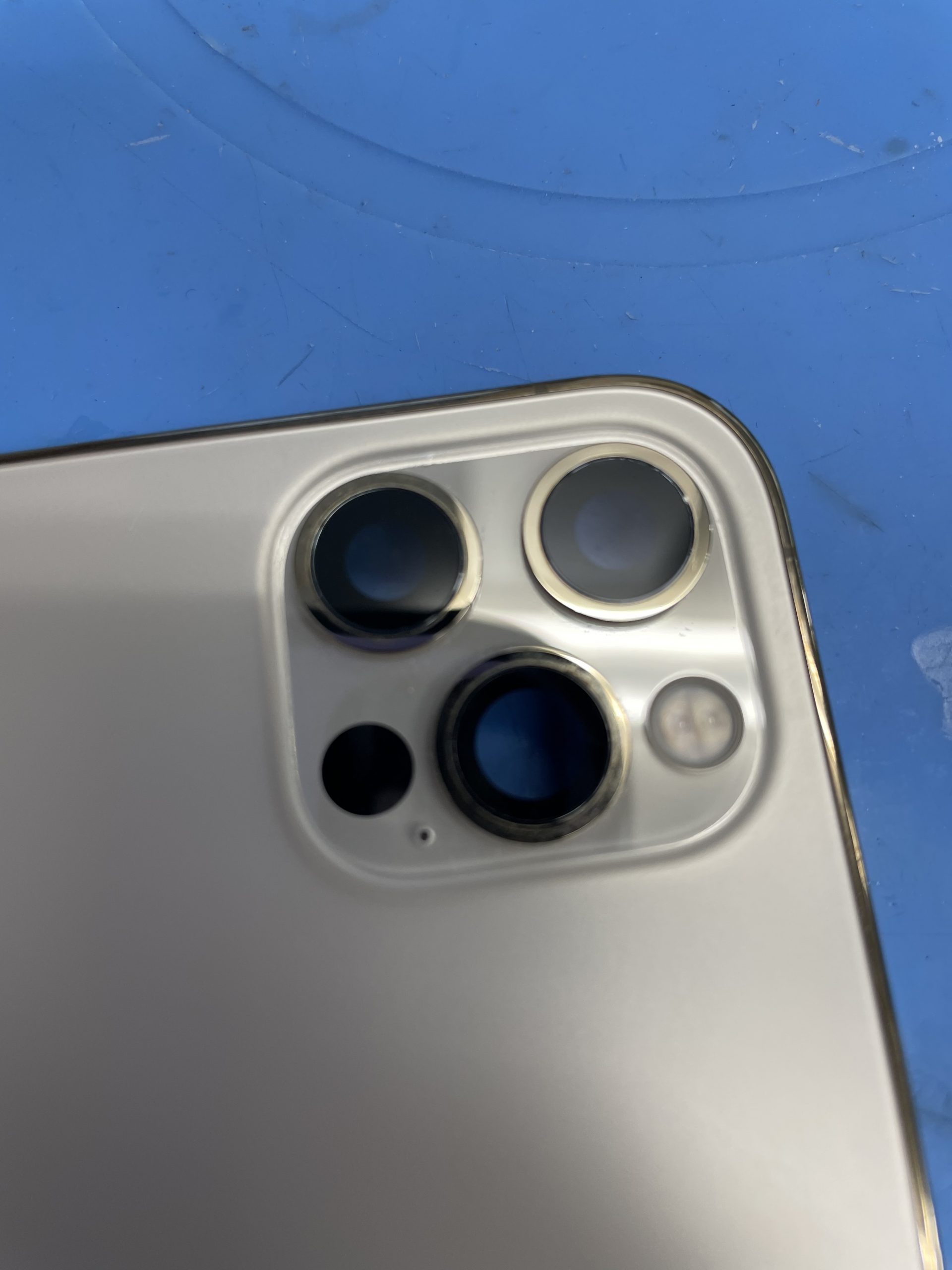 iPhoneのアウトカメラレンズの割れは早めの修理を。