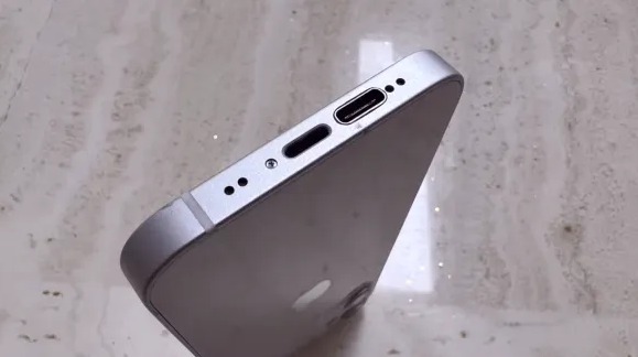 iPhoneに2つの充電口！？