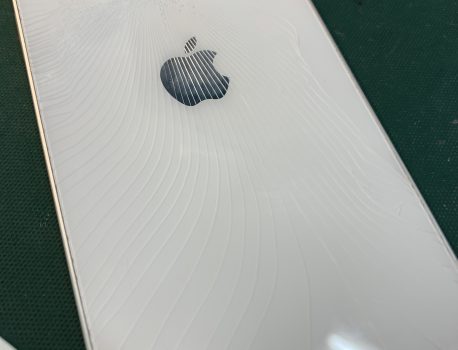 iPhoneのバックパネル割れ修理も受付中！