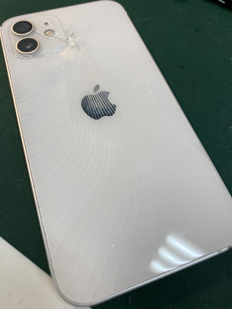 iPhoneのバックパネル割れ修理も受付中！