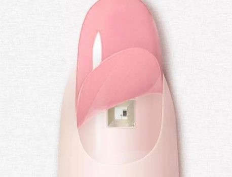 爪をスマホにかざすだけで連絡先が送れる!?「INSTA-NAIL」