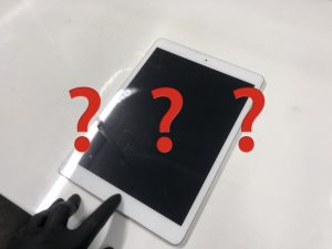 突然、つかなくなったiPadの画面。強制再起動でも直らない時は…分解して点検が必要です。