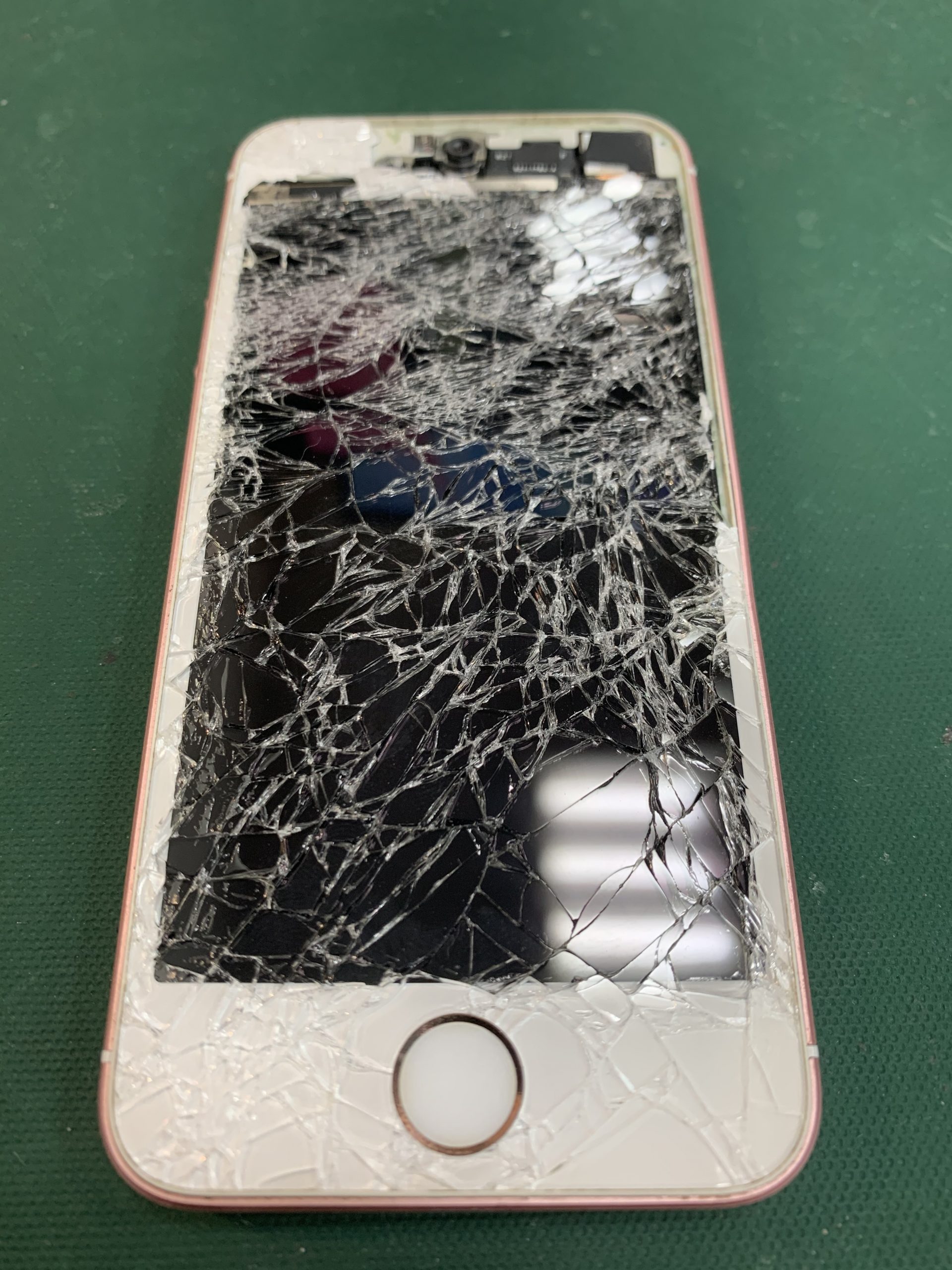 iPhoneのガラス割れ、すぐに修理した方が良い理由。