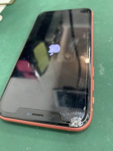 ひび割れ放置はiPhoneの突然死を招くことが…！