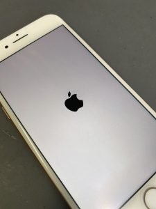 充電ケーブルを抜くと電源が切れる…バッテリー交換で直るかも？？