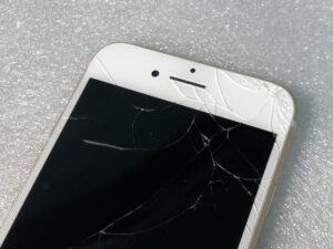割れたiPhoneの画面、放置すると危険！修理の重要性とは？