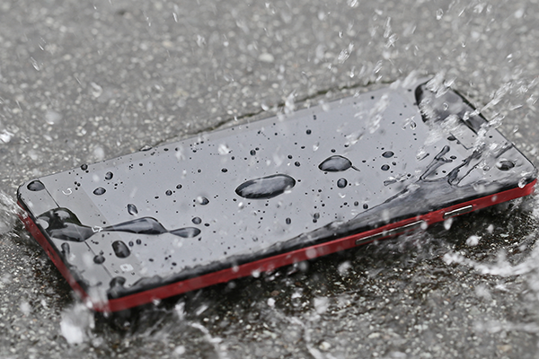 水没したiPhoneの内部を点検する様子